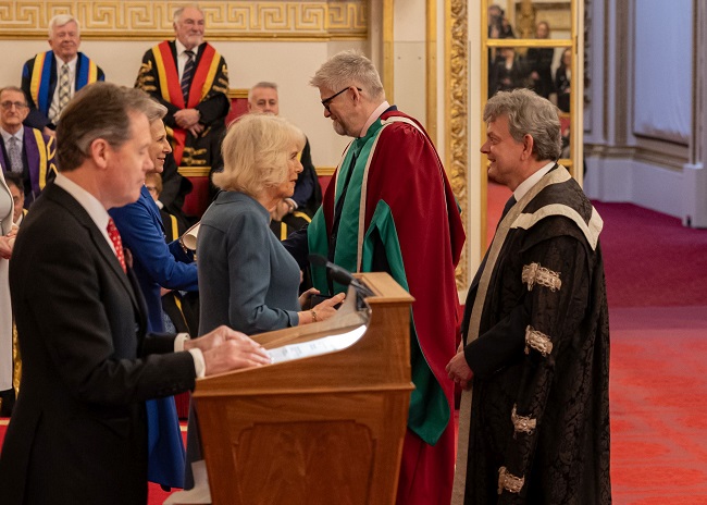 Her Majesty The Queen, accompanied by Their Royal Highnesses The Duke and Duchess of Gloucester, presented the Queen’s Anniversary Prize to Professor Sir Anton Muscatelli, Principal and Vice-Chancellor of the University of Glasgow (left) and Professor Simon Kövesi. Head of School of Critical Studies at the University of Glasgow.