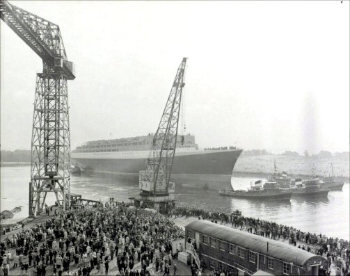 The crowds move to the river bank.