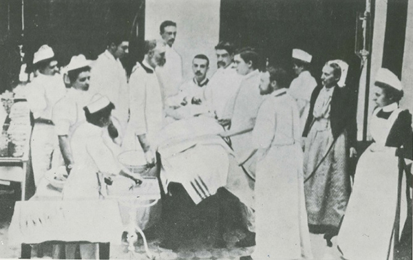 Rebecca Strong (2nd right) and Sir William Macewen (centre) at Glasgow
Royal Infirmary c.1900. © Royal College of Physicians and Surgeons of Glasgow. 