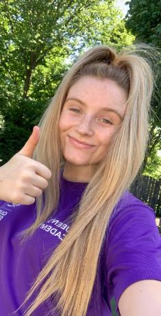 Image of Alix Galbraith, the netball club captain, a blonde woman doing a thumbs up