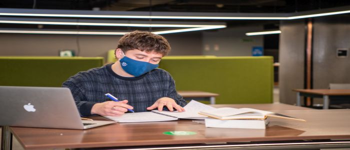 Student wearing UofG Facemask