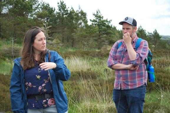 Prof Jaime Toney talking to the group about how peat coring functions, the value of the samples that it produces, and how to understand the information presented in each sample. 